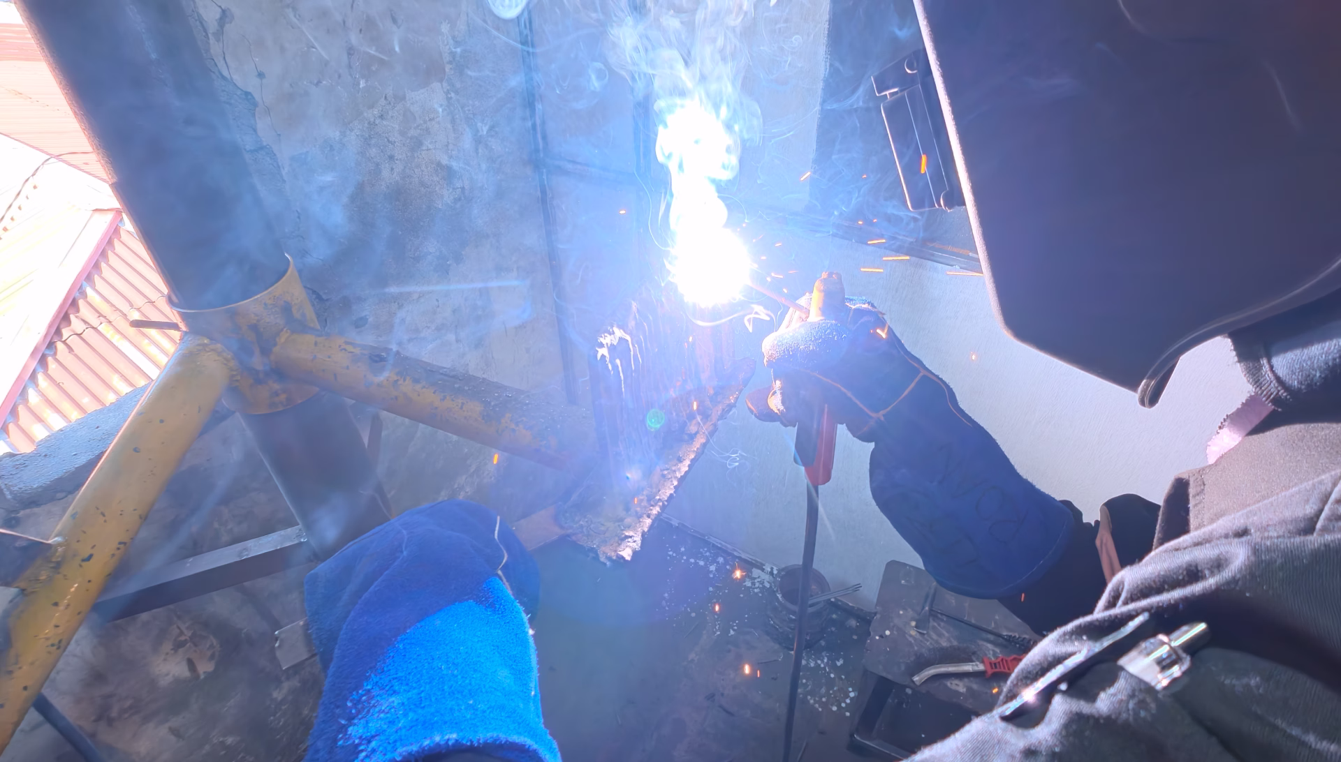 Close-up Sesi Welding oleh Peserta